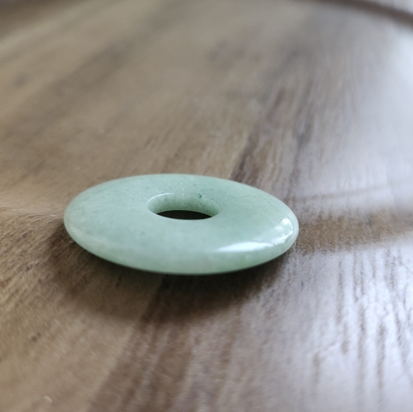 Round Jade pendent - Picture 3 of 6